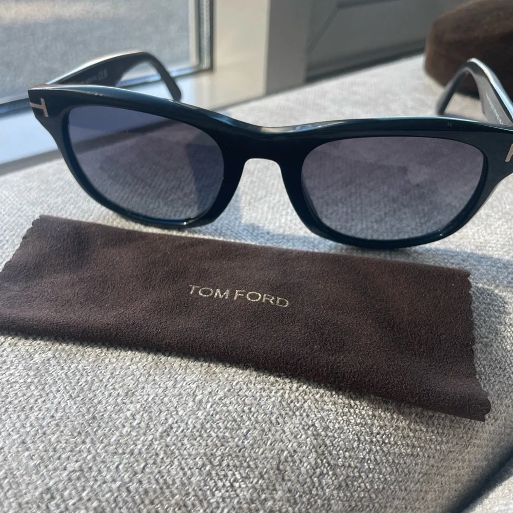 Tom Ford Kendal TF1076 Sunglasses in Black 52mm w/ Case - Picture 4 of 10